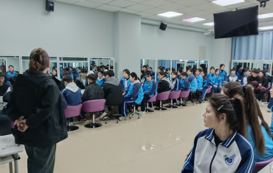 春风启新程，奋进向未来