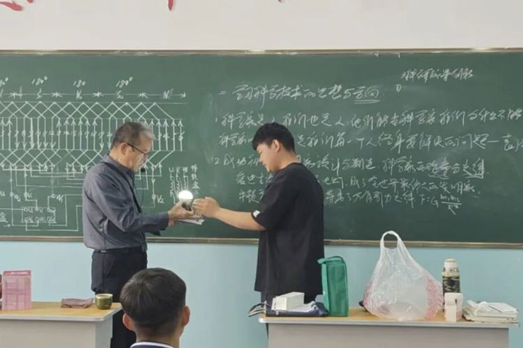 银龄传薪火 技能筑未来—伊犁技师培训学院银龄教师开展科技创新班