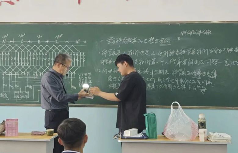 银龄传薪火 技能筑未来—伊犁技师培训学院银龄教师开展科技创新班