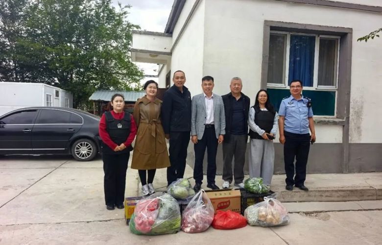学院赴察布查尔县乌宗布拉克农村社区 慰问驻村工作队