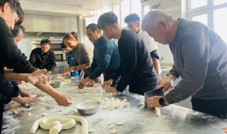 情暖冬至传承味 党建带团建烹饪香