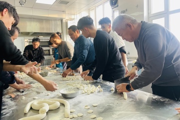 情暖冬至传承味 党建带团建烹饪香