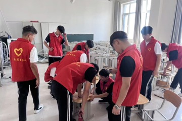 烹饪工艺系开展“爱护公物 从我做起”桌椅维修志愿服务活动
