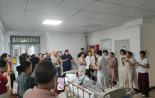 党徽闪耀践初心 跨州送培开新局