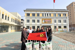 伊犁技师培训学院思想政治教育党支部走进文苑社区学雷锋送温暖践初心