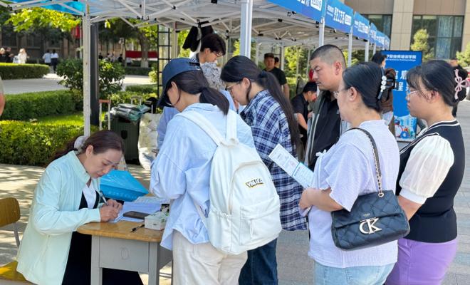 伊犁技师培训学院暖心举措助力新生轻松入学